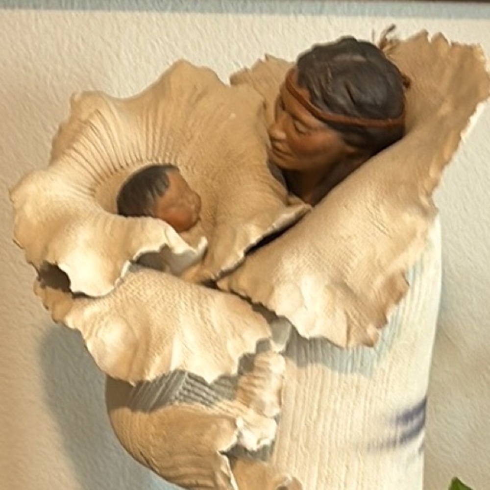 Invaluable Sinapau numbered collectible pottery sculpture. 144/75